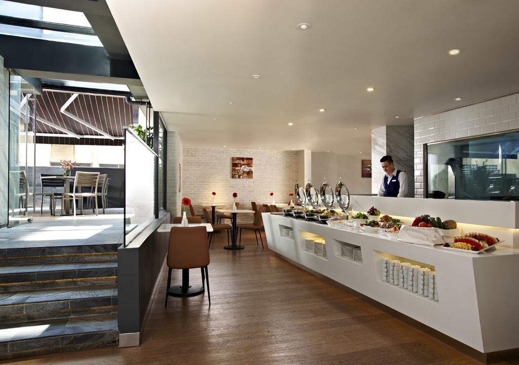 Aqueen Hotel Kitchener - thumb 6