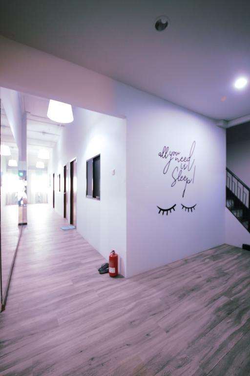 Moni Gallery Hostel - thumb 3