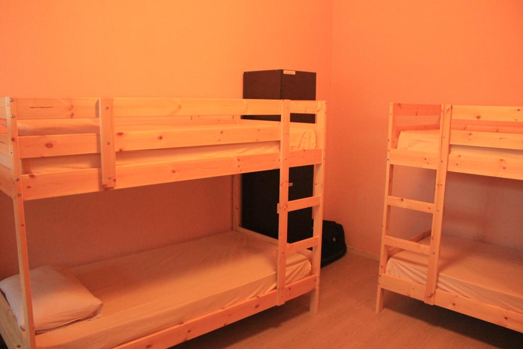 Backpacker's Hostel @ The Little Red Dot - thumb 1